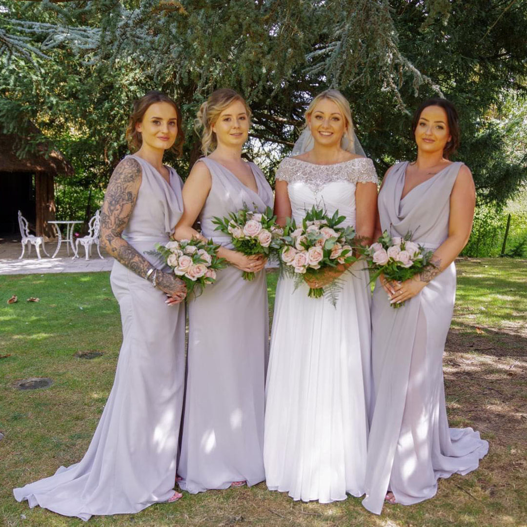 Estaba muy satisfecha con la calidad del vestido que mis damas de honor pudieron comprar en este sitio web. Analizamos muchos proveedores de vestidos diferentes y vimos que las opciones, la flexibilidad, el precio y el valor no podían igualarse. Estamos muy satisfechos con lo fácil que fue trabajar con el servicio de atención al cliente, encargando vestidos y tallandolos adecuadamente. ¡Lo recomendaría encarecidamente a futuras novias!