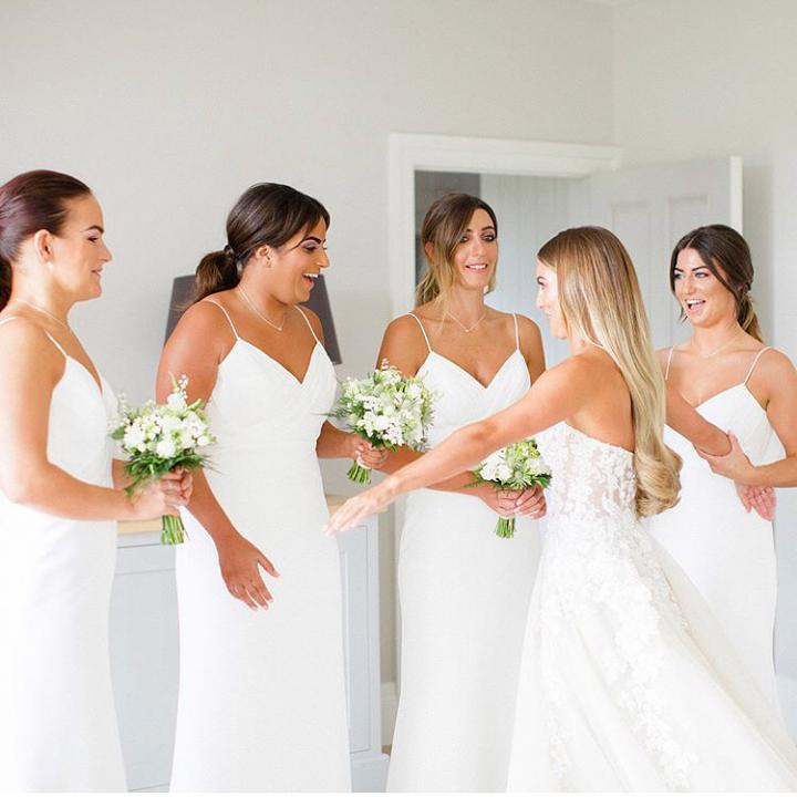 ¡Un vestido precioso que compré para mis damas de honor! Mis damas de honor lucían absolutamente encantadoras. ¡Tuve el día más hermoso de mi vida!