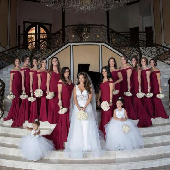 Tengo tantas cosas buenas que decir sobre mi pedido de RightBrides!!! En primer lugar, pedí 12 vestidos a la vez y el servicio de RightBrides fue increíble. Los contacté para preguntarles sobre un grupo. descuento ya que estaba ordenando tantos a la vez y estuvieron felices de enviarme un cupón que me dio un gran descuento. ¡¡¡Así se hace!!! Después de realizar el pedido, me enviaron por correo electrónico la confirmación de inmediato y las formas de rastrear mi pedido. Pedí los 11 vestidos un lunes por la tarde y, ¡¡¡recibí todos los vestidos la semana siguiente un martes. Estaba muy feliz y emocionada. ¡¡¡Los vestidos son absolutamente hermosos !!!!!! Me puse los vestidos y fue sencillamente impresionante. Estoy muy contenta con todos los vestidos y espero volver a pedirlos a RightBrides. Lo único que lamento es no haber pedido mi vestido de novia desde aquí, todavía estoy esperando que llegue. Lo pedí al mismo tiempo que pedí mis vestidos de dama de honor